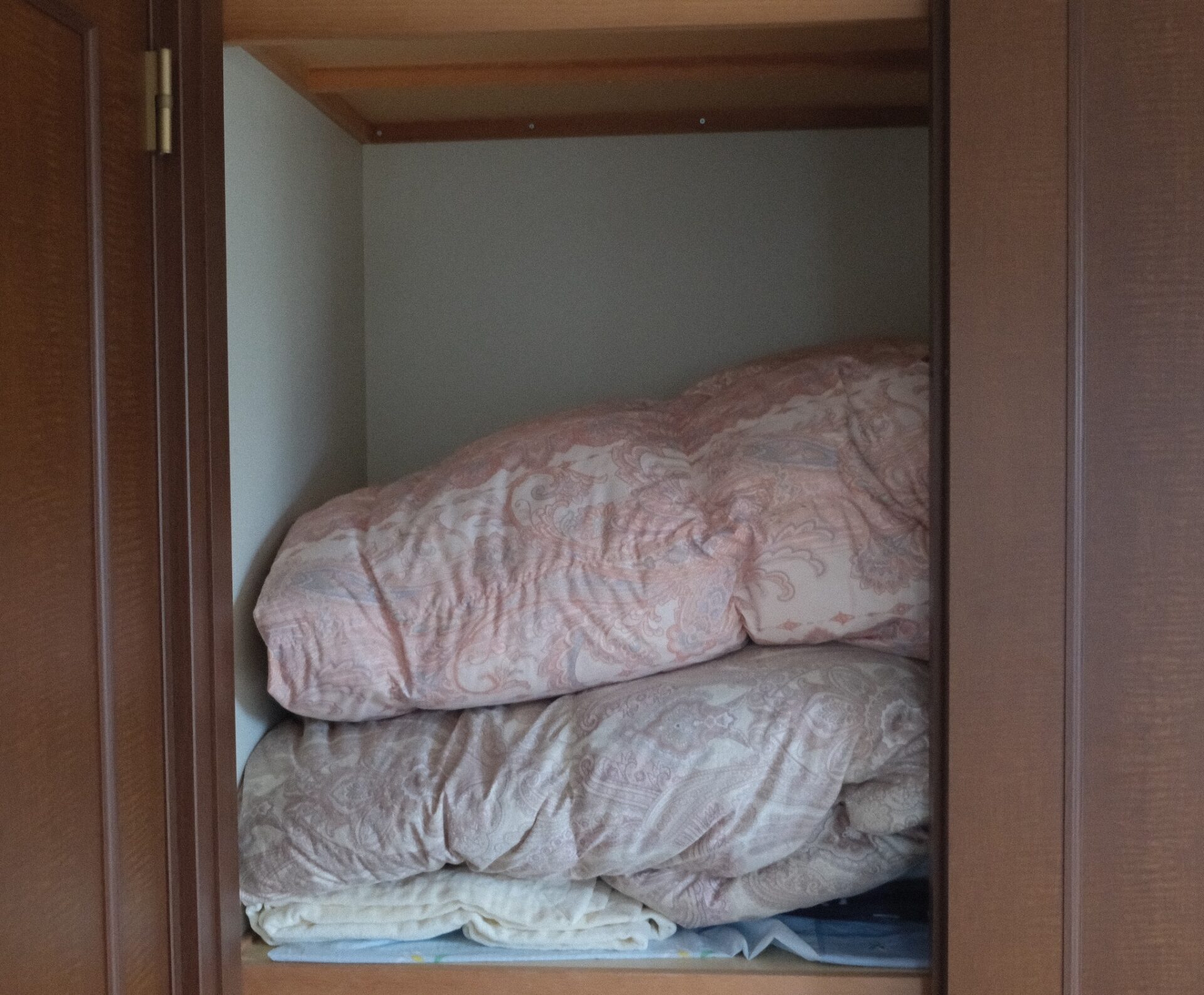 押入れから出したばかりの布団が暖かくない原因と対策